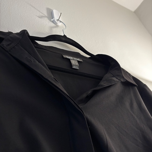 Black Button-Up Cropped Blouse Shirt with Front Twist Knot – Black – Large - Picture 5 of 9